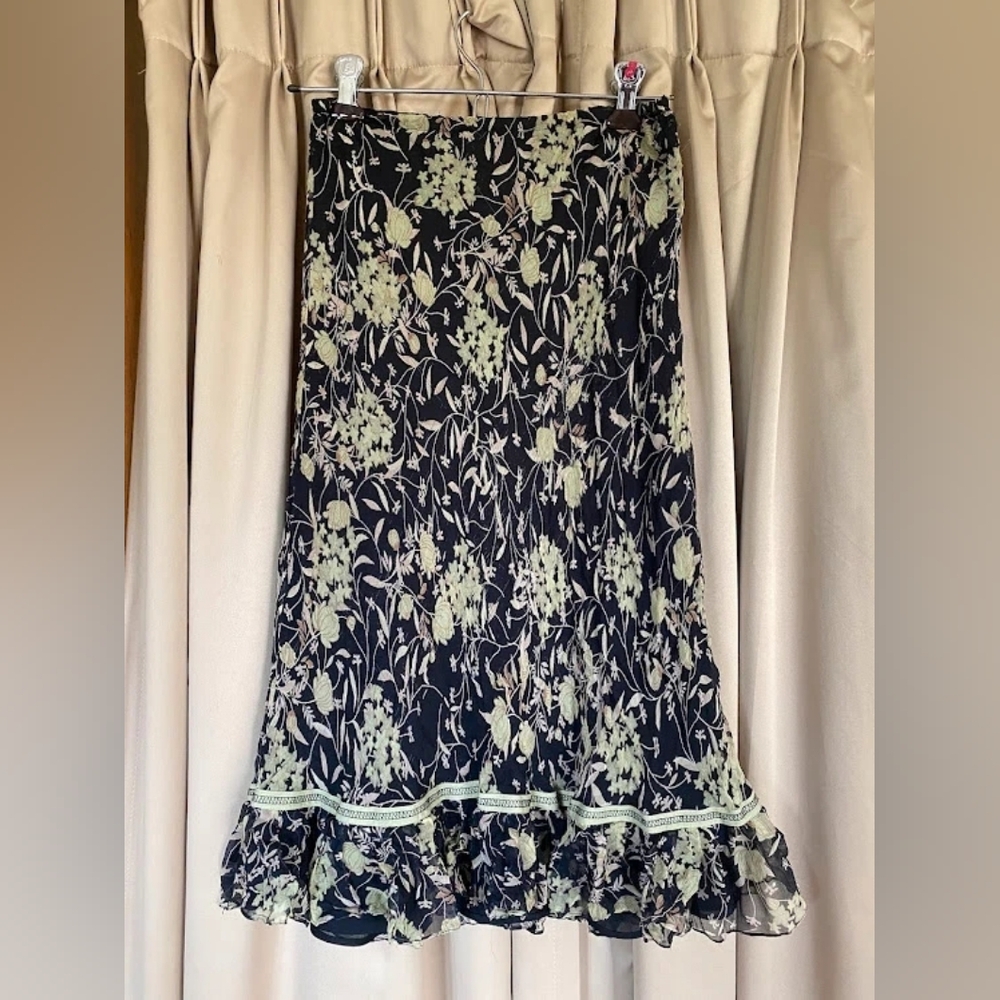 Chic Black and Cream Floral A-Line Skirt